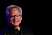 六爻番外英伟达黄仁勋：编程人工智能如今就像训练一个人
