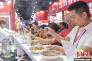 六爻番外“嗦粉”经济火热 中国多地“食力”出圈