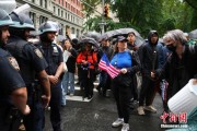 六爻番外美国多地举行“没有国王”抗议活动