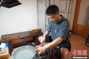 六爻番外成都“90后”小伙“十年磨一剑”：从爱好者到守艺人 传播中国文化