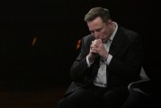 六爻番外特斯拉股价收涨超3%：特朗普无意沟通，马斯克父亲劝儿子低头
