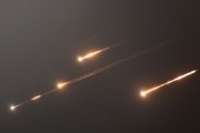 六爻番外伊朗以导弹齐射回应以色列的大规模袭击